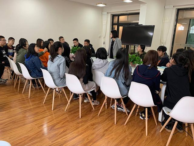 张文燕老师为行管1602班学生开展学业导师主题活动