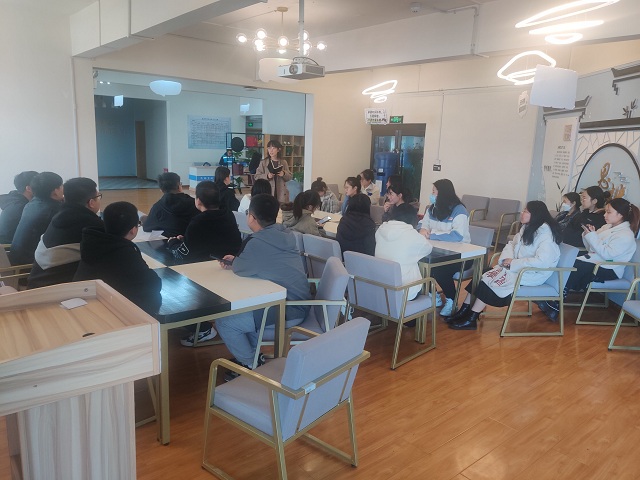 奋发向未来 逐梦新征程——李玲老师开展毕业论文指导见面会