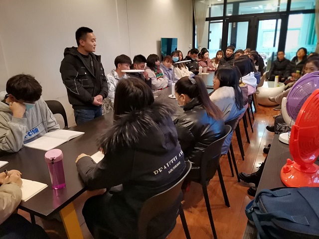 公共管理教研室召开师生座谈会