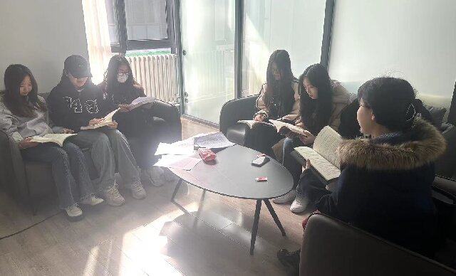 【品读大咖】造烛求明 读书求知——营销2203(专升本)阅读分享交流会