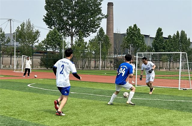 11名校友重返信院 足球场上再述淬炼情