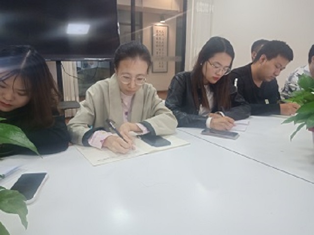 【学业导师】确定方向  敲定选题 ——曲华老师开展毕业论文指导工作