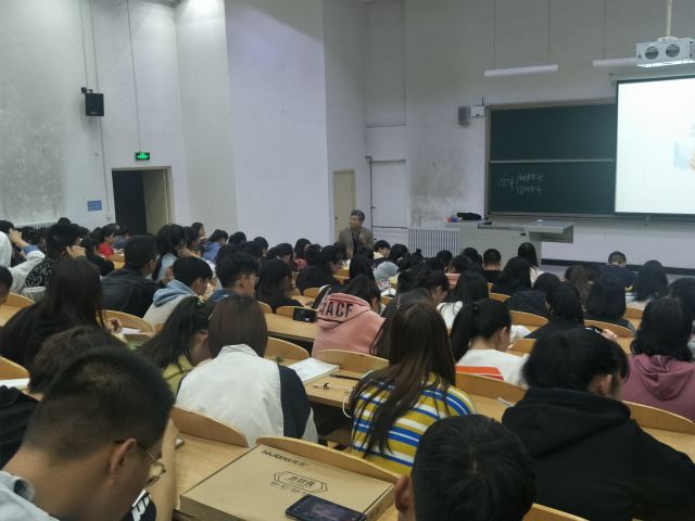 刘小明教授应邀为0638太阳集团官网学子做专题讲座