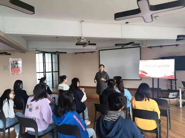 【成长导师】强化面试思维训练 提升学生思维能力——温双艳老师在箕城书院为学生开展面试思维训练