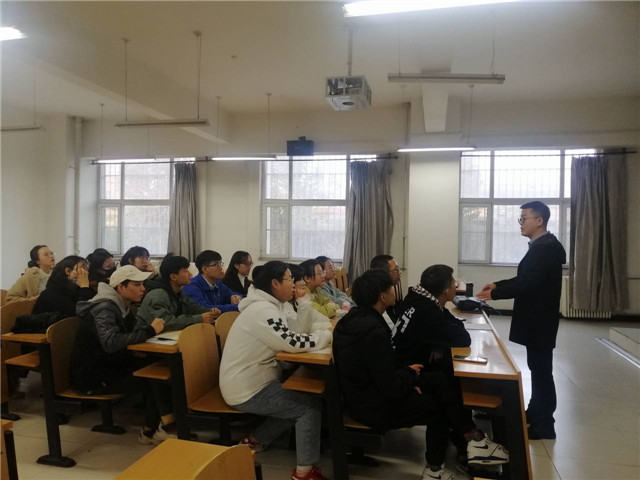 【学业导师】论文巧指导——温继锦老师对2021级毕业生进行论文指导