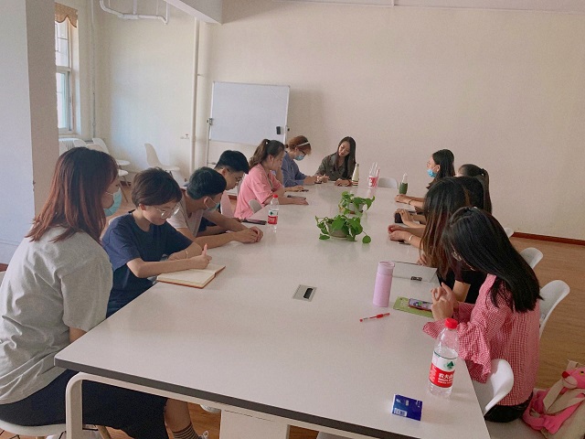 【学业导师】胡雨诗老师开展毕业论文选题指导