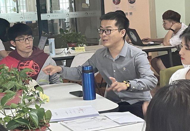 【学业导师】温继锦老师开展线下论文指导工作